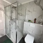 La Désirée, De La Non Mitoyenne, Entièrement Rénovée, 3 Pièces, Climatisé, Parking Privé Dans 120m2 De Jardin 3*