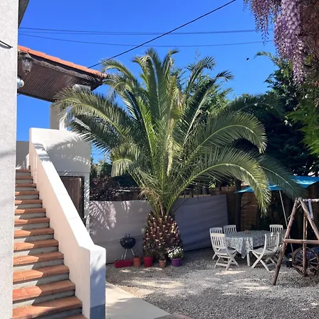 La Désirée, De La Non Mitoyenne, Entièrement Rénovée, 3 Pièces, Climatisé, Parking Privé Dans 120m2 De Jardin Antibes