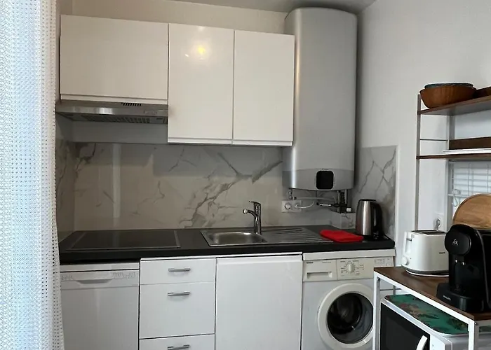 La Desiree, De La Non Mitoyenne, Entierement Renovee, 3 Pieces, Climatise, Parking Prive Dans 120m2 De Jardin 昂蒂布