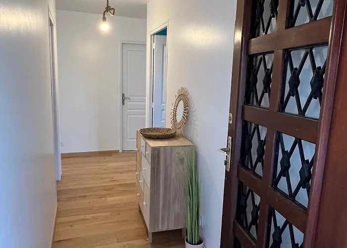 La Desiree, De La Non Mitoyenne, Entierement Renovee, 3 Pieces, Climatise, Parking Prive Dans 120m2 De Jardin