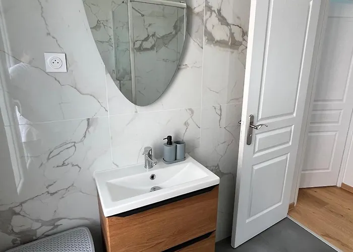 La Desiree, De La Non Mitoyenne, Entierement Renovee, 3 Pieces, Climatise, Parking Prive Dans 120m2 De Jardin