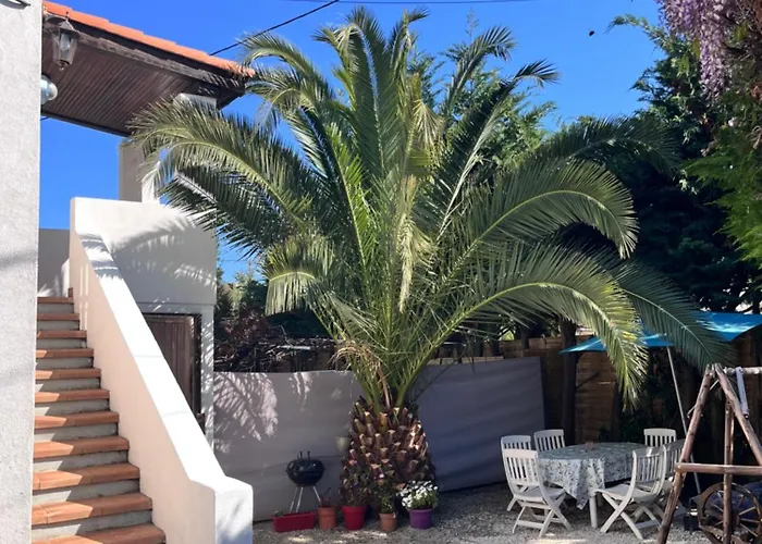 La Desiree, De La Non Mitoyenne, Entierement Renovee, 3 Pieces, Climatise, Parking Prive Dans 120m2 De Jardin 昂蒂布